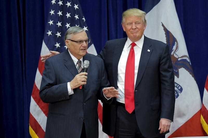 © Reuters. Imagen de archivo del entonces alguacil Joe Arpaio respaldando al candidato presidencial republicano Donald Trump en un acto de campaña en Marshalltown, Iowa, Estados Unidos.