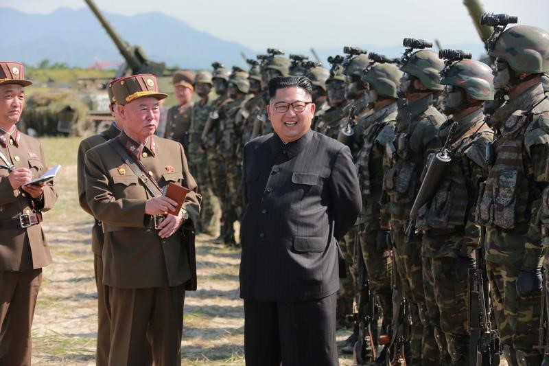 © Reuters. El líder de Corea del Norte, Kim Jong Un, preside un ejercicio de tiro de las fuerzas especiales del Ejército.