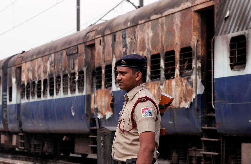 © Reuters. اعتقال المئات في الهند وإلغاء رحلات قطارات بعد احتجاجات لإدانة زعيم روحي