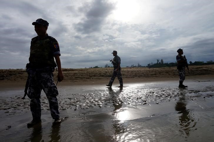© Reuters. الروهينجا يحاولون الفرار لبنجلادش مع تجدد أعمال العنف في ميانمار