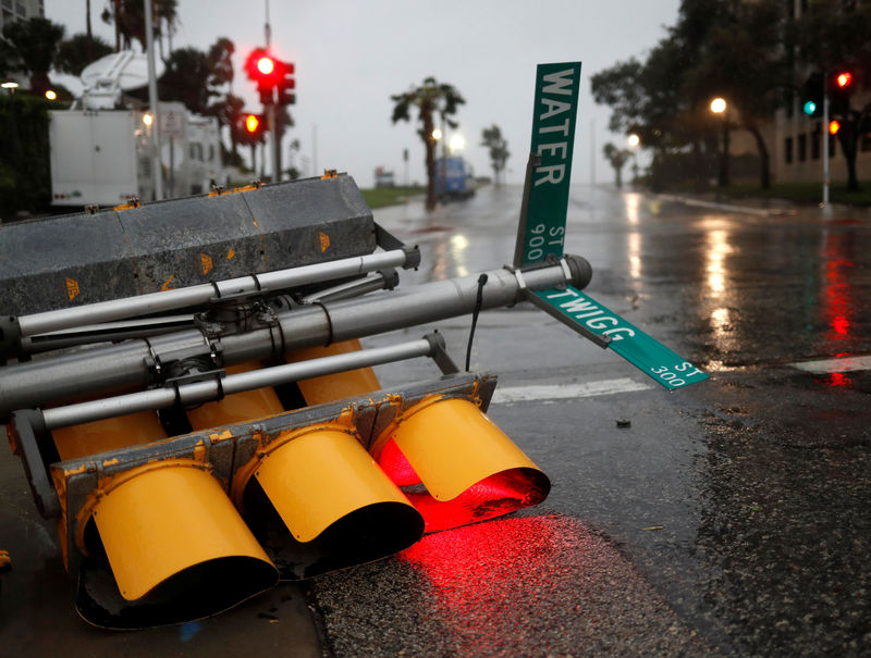 © Reuters. Semáforos yacen en la calzada tras ser derribados por el viento en Corpus Christi, Estados Unidos.