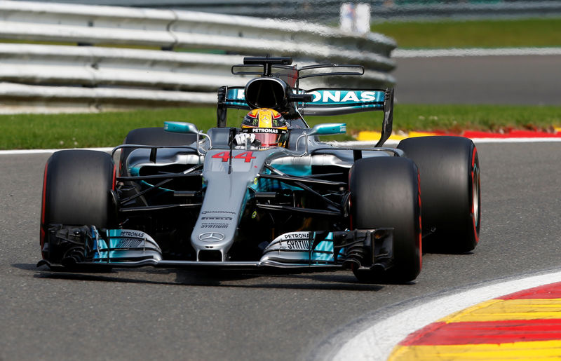 © Reuters. Lewis Hamilton en acción durante la calificación del Gran Premio de Bélgica