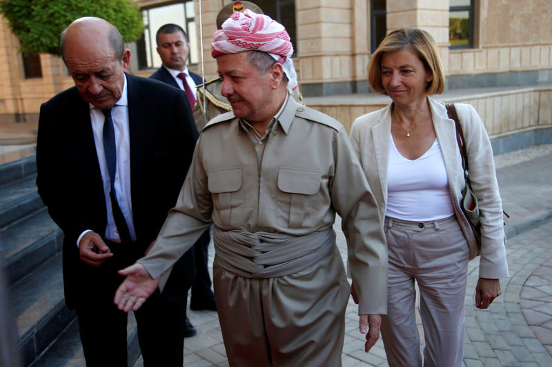 © Reuters. Iraq's Kurdistan region's President Massoud Barzani receives French Foreign Minister Jean-Yves le Drian and French Defence Minister Florence Parly in Erbil