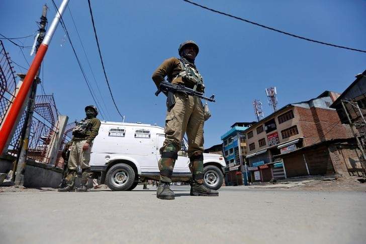 © Reuters. مقتل 8 من الشرطة الهندية في كشمير في أعنف هجوم للمتشددين هذا العام