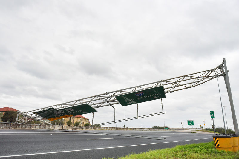 © Reuters. A collapsed overhead gantry lies across Interstate 37, blocking the highway due to damage caused by Hurricane Harvey in Corpus Christie