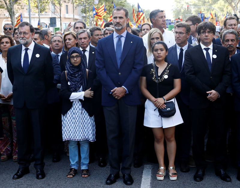 © Reuters. Spain's King Felipe, PM Rajoy and Catalan regional president Puigdemonttake part in a march of unity after the attacks last week, in Barcelona, Spain