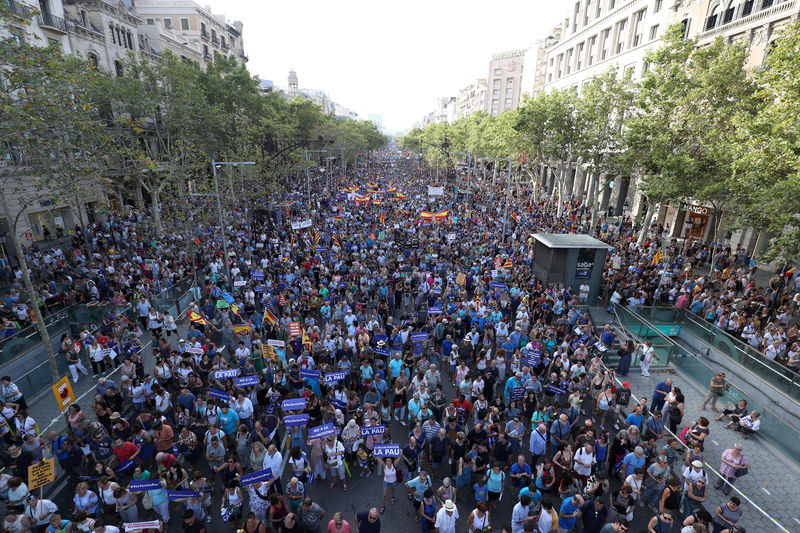 © Reuters. مئات الآلاف يشاركون في مسيرة في برشلونة تعبيرا عن الوحدة بعد هجمات المتشددين