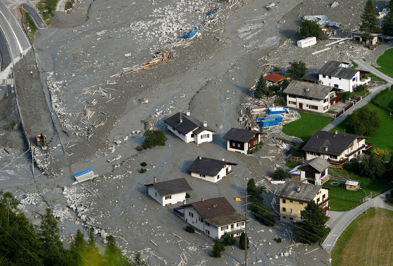 © Reuters. سويسرا توقف البحث عن ثمانية فقدوا في انهيار أرضي