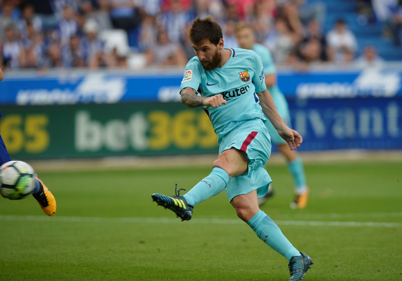 © Reuters. El tiro de Lionel Messi para anotar el segundo gol del partido que el Barcelona le ganó 2-0 de visita al Deportivo Alavés