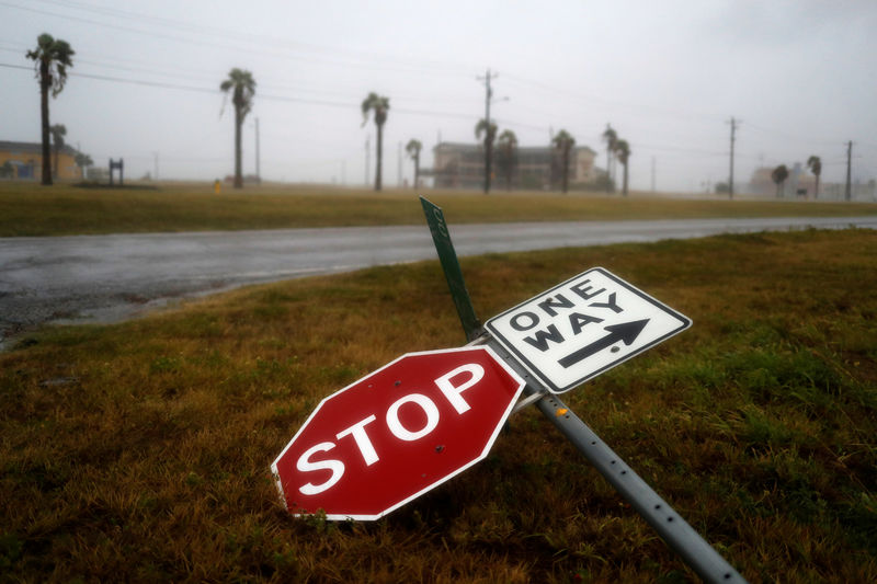 © Reuters. Señales de tráfico en el suelo tras el paso del huracán Harvey por la ciudad de Corpus Christi, en Texas. Agosto 25, 2017