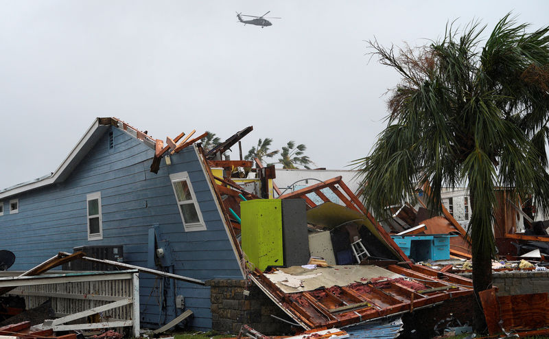 © Reuters. Un helicóptero militar sobrevuela una casa destruida por el paso de la tormenta Harvey en Rockport, Texas