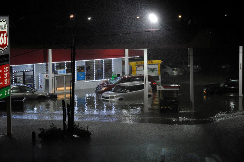 © Reuters. Cars sit abandoned at a flooded gas station after Hurricane Harvey made landfall on the Texas Gulf coast and brought heavy rain to the region