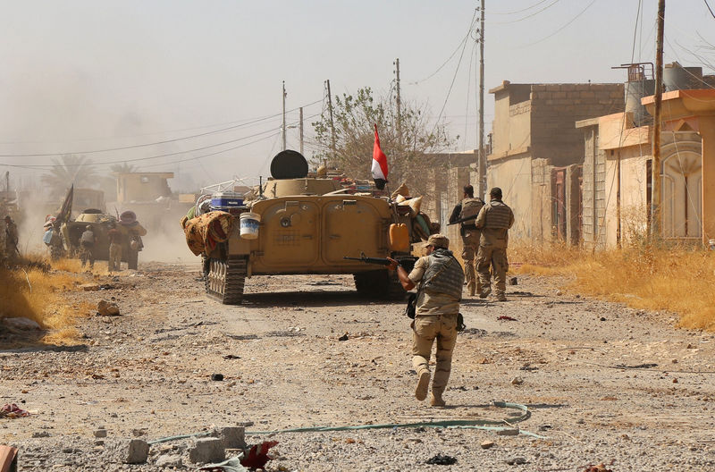 © Reuters. Iraqi army with Shi'ite Popular Mobilization Forces (PMF) gather during fighting with Islamic State militants on the outskirts of Tal Afar