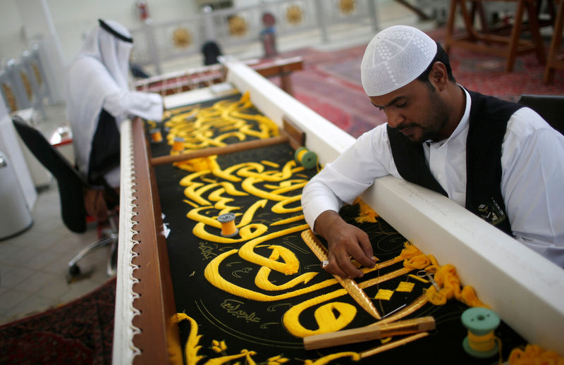 © Reuters. السعودية تحافظ على صناعة كسوة الكعبة بجيل جديد من الصناع