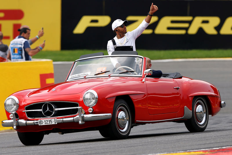 © Reuters. Hamilton celebra su carrera número 200 con victoria en el GP de Bélgica