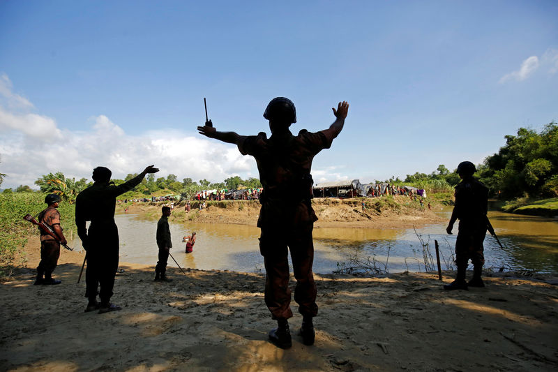 © Reuters. سماع دوي إطلاق نار قرب حدود بنجلادش مع فرار سكان من ميانمار