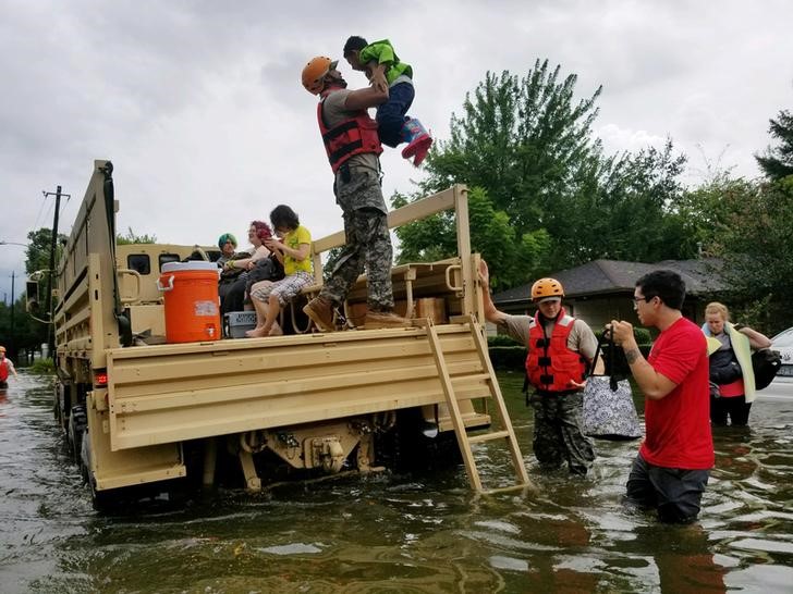 © Reuters. رئيس البلدية:الفيضانات تمتد لكل أنحاء هيوستون وإضافة قوارب للإنقاذ