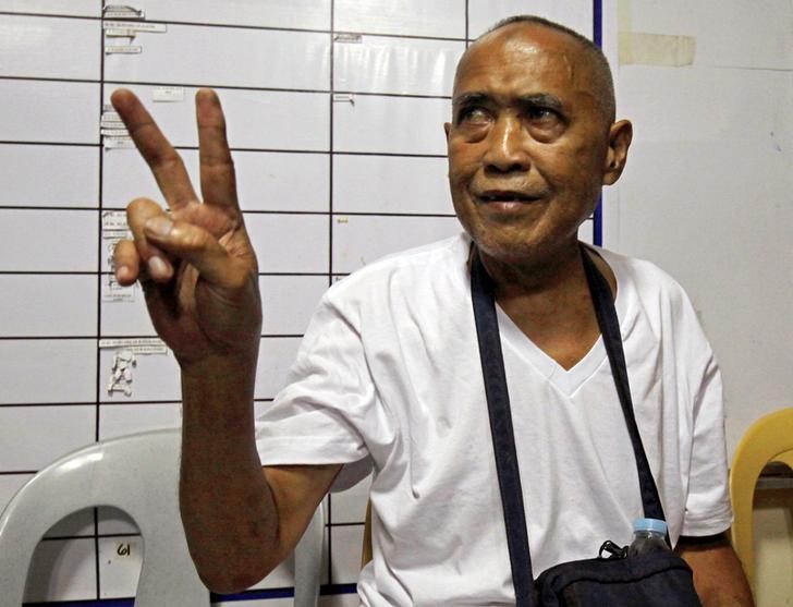 © Reuters. وفاة والد زعيمي جماعة إسلامية فلبينية متشددة أثناء احتجازه