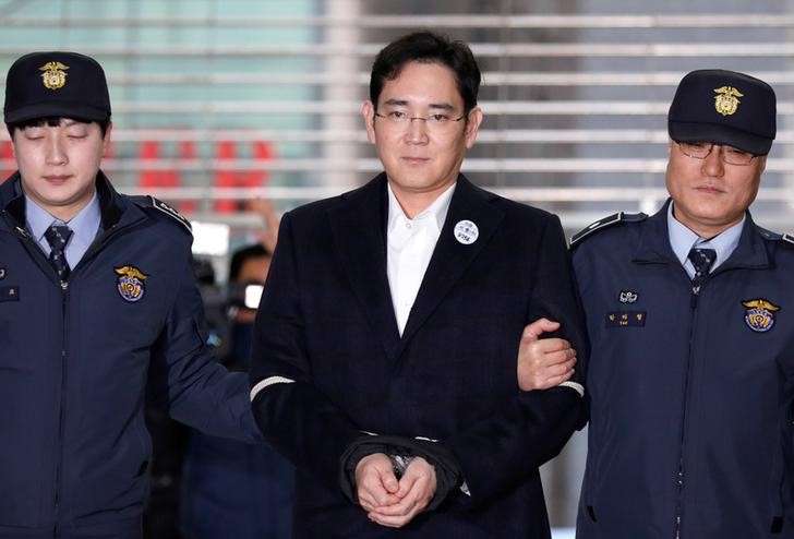 © Reuters. Samsung Group chief, Jay Y. Lee arrives at the office of the independent counsel team in Seoul
