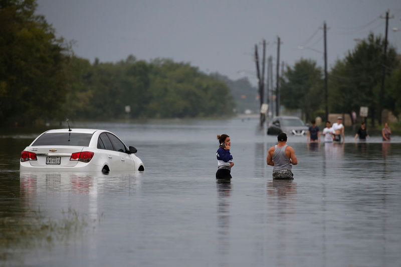© Reuters. Houston sufre devastadoras inundaciones por Harvey, se espera más lluvia