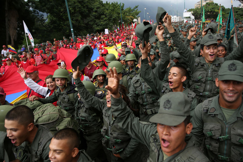 © Reuters. Civiles y miembros de las Fuerza Armada Nacional Bolivariana durante un ejercicio militar en Caracas
