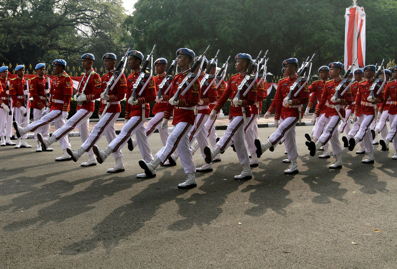 © Reuters. FILE PHOTO: Soldiers from the presidential guard take part in a changing of the guard ceremony outside the presidential palace in Jakarta, Indonesia