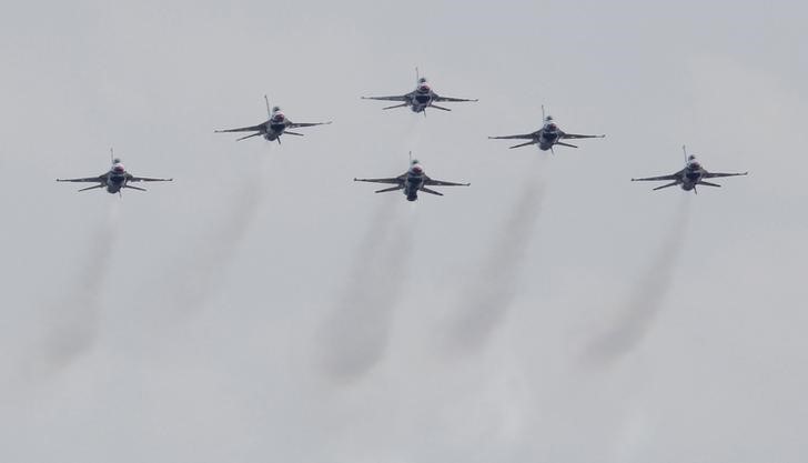 © Reuters. مقابلة-في سماء سوريا .. طيارون أمريكيون يتعلمون مخاطر تصاعد الحرب الجوية