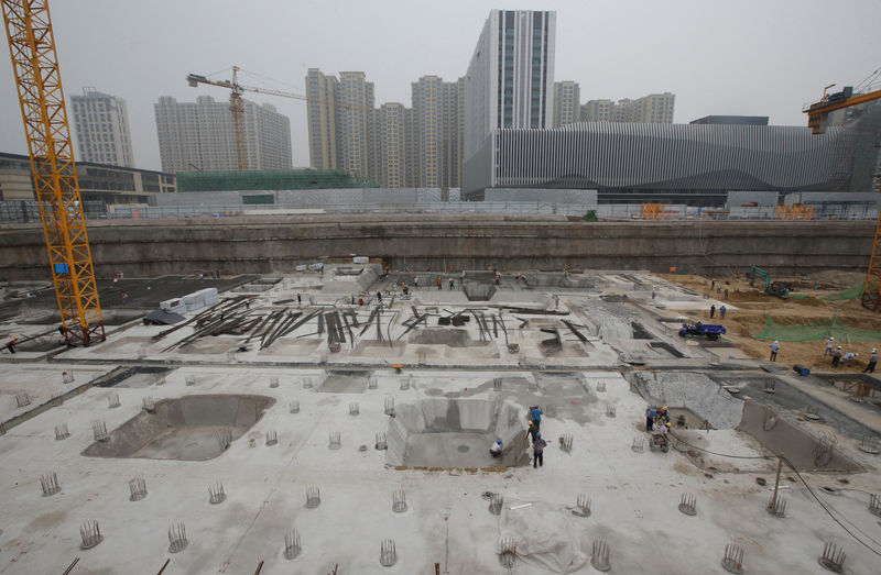 © Reuters. FILE PHOTO: Labouers work at a construction site in Beijing