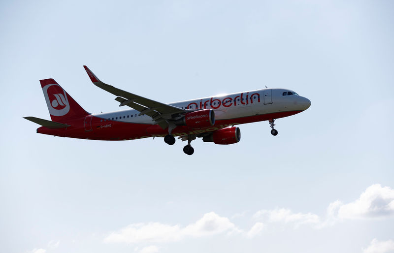 © Reuters. An aircraft operated by German carrier Air Berlin lands in Berlin's Tegel