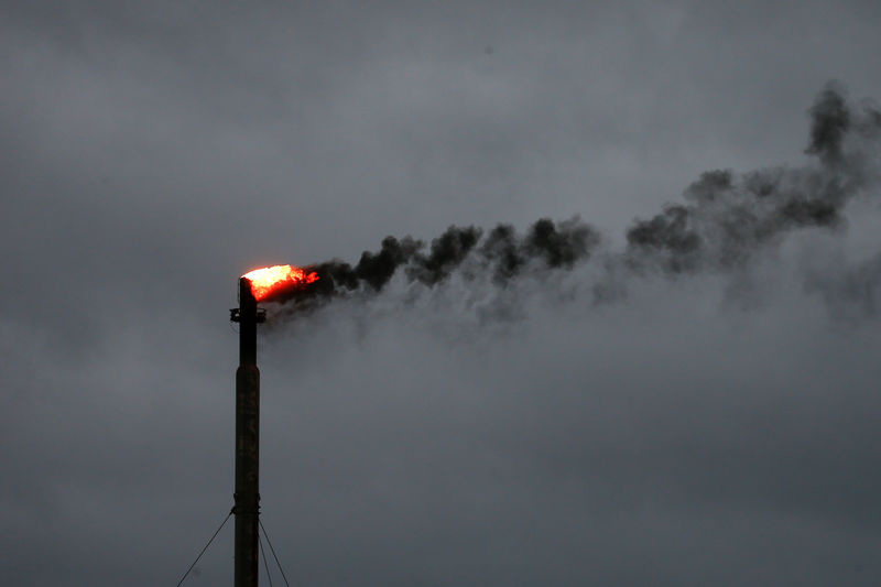 © Reuters. Clouds from Hurricane Harvey are seen in the background as smoke rises from a burn off at an oil refinery in Corpus Christi