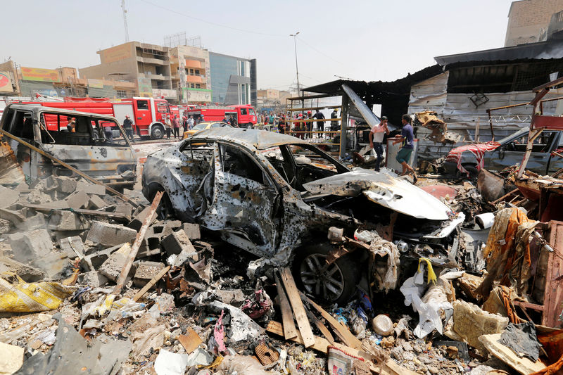 © Reuters. مسعفون: ثمانية قتلى في انفجار سيارة ملغومة بسوق في شرق بغداد