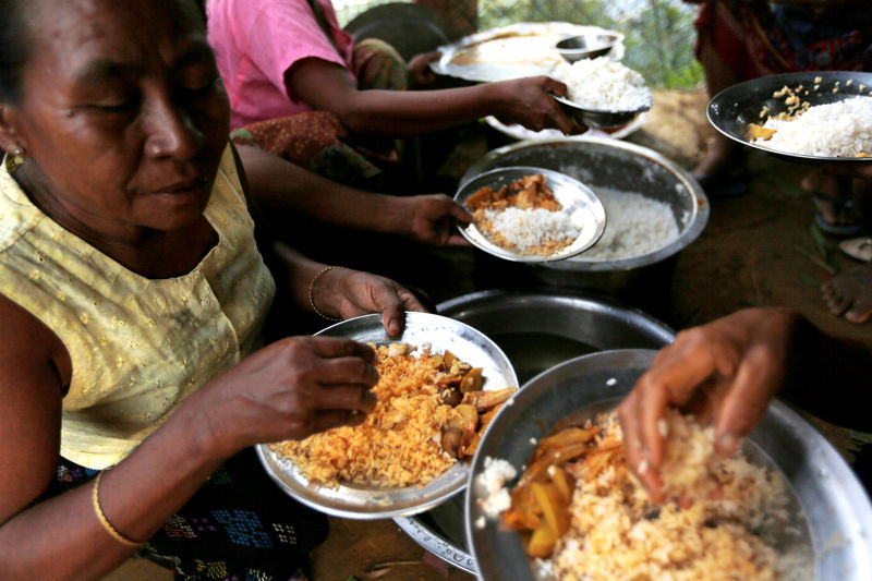 © Reuters. Ethnic Rakhine people who fled from Maungdaw after Arakan Rohingya Salvation Army (ARSA) had attacked, eat their meal in Buthidaung