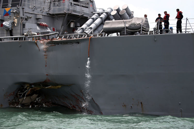 © Reuters. Destróier de mísseis teleguiados dos Estados Unidos USS John S. McCain visto após colisão, em Cingapura