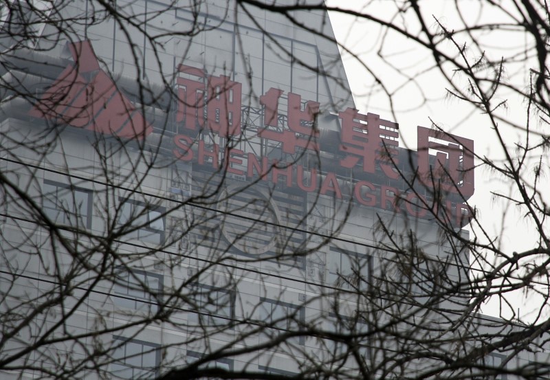 © Reuters. A logo of the Shenhua Group is seen atop of Shenhua Tower in Beijing