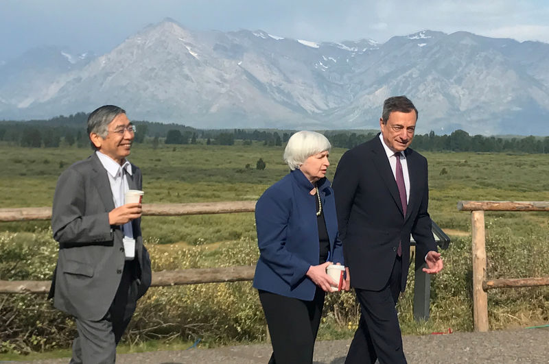 © Reuters. Governor of the Bank of Japan Kuroda, United States Federal Reserve Chair Yellen and President of the European Central Bank Draghi walk after posing for a photo opportunity during the annual central bank research conference in Jackson Hole