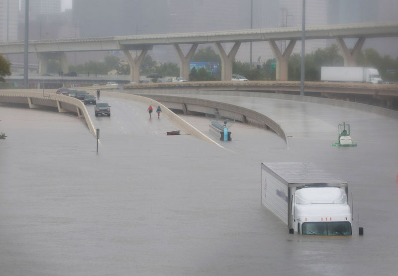 © Reuters. La tormenta Harvey paraliza Houston, las autoridades ordenan evacuar por inundaciones