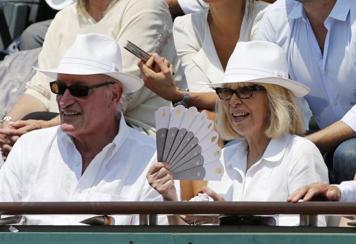 © Reuters. Atriz francesa Mireille Darc e seu marido Pascal Desprez, assistem Aberto da França, em Paris