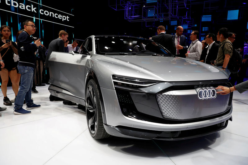 © Reuters. FILE PHOTO: People gather around Audi e-tron Sportback concept car at the Shanghai Auto Show during its media day, in Shanghai