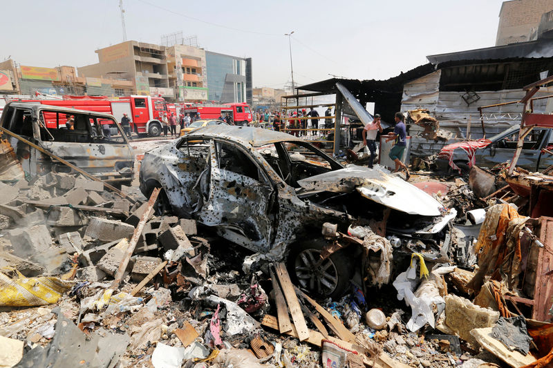 © Reuters. Local de ataque com carro-bomba no mercado de Jamila, em Bagdá, no Iraque