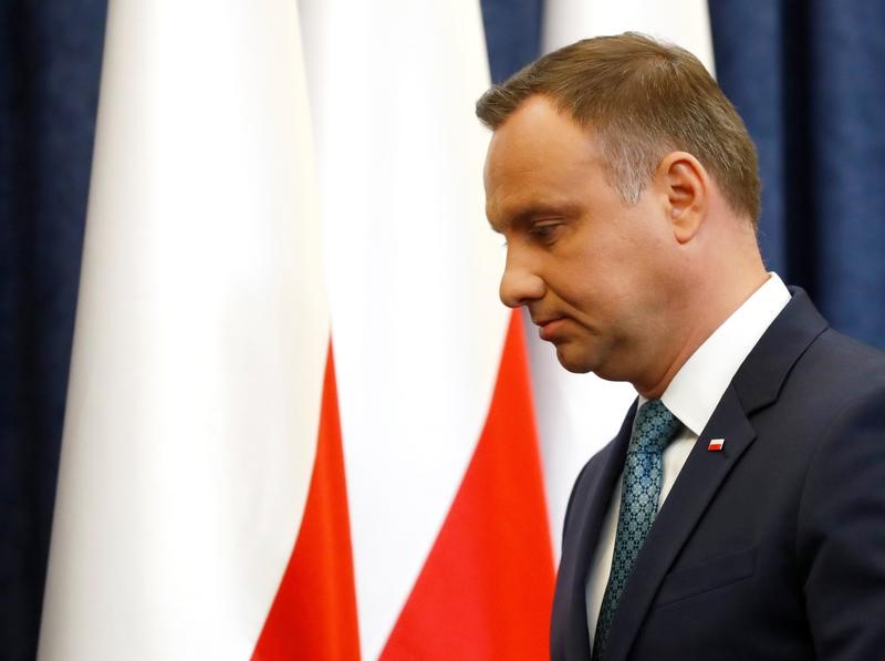 © Reuters. Poland's President Duda leaves after his media announcement about Supreme Court legislation in Warsaw