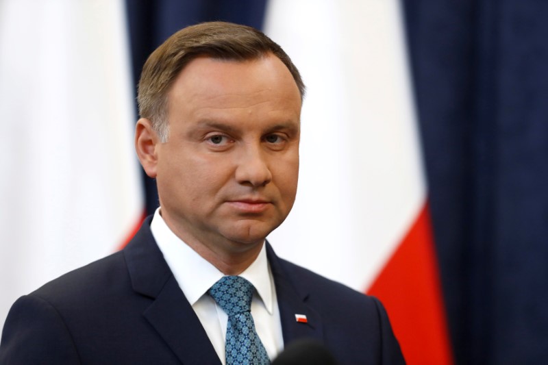 © Reuters. FILE PHOTO:Poland's President Duda looks on during his media announcement about Supreme Court legislation in Warsaw