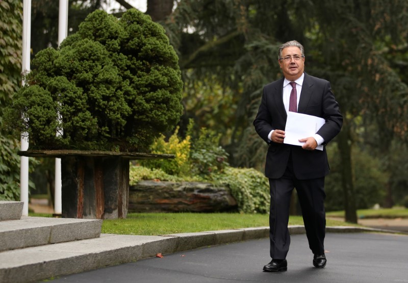 © Reuters. FILE PHOTO - Spain's new Interior Minister Zoido arrives to attend his first cabinet meeting at the Moncloa Palace in Madrid