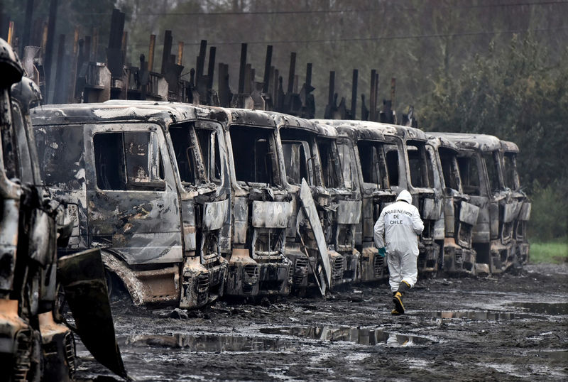 © Reuters. Caminhões incendiados em San José de La Mariquina, no Chile