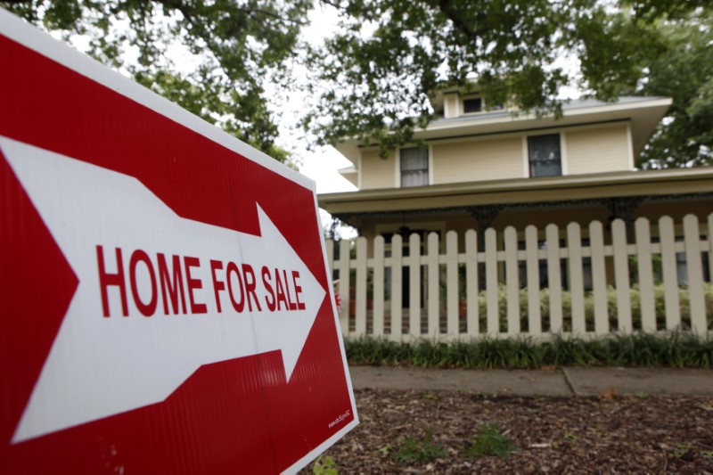 © Reuters. A sale sign points to a home in Dallas