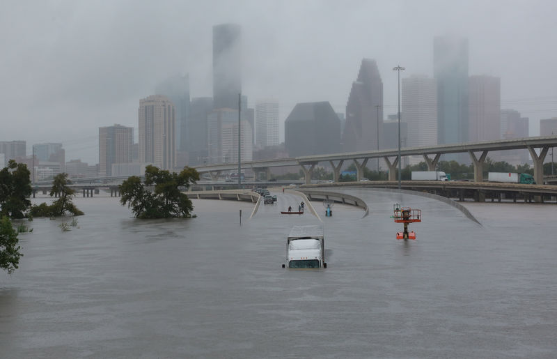 © Reuters. Vias expressas de Houston submersas devido à tempestade Harvey