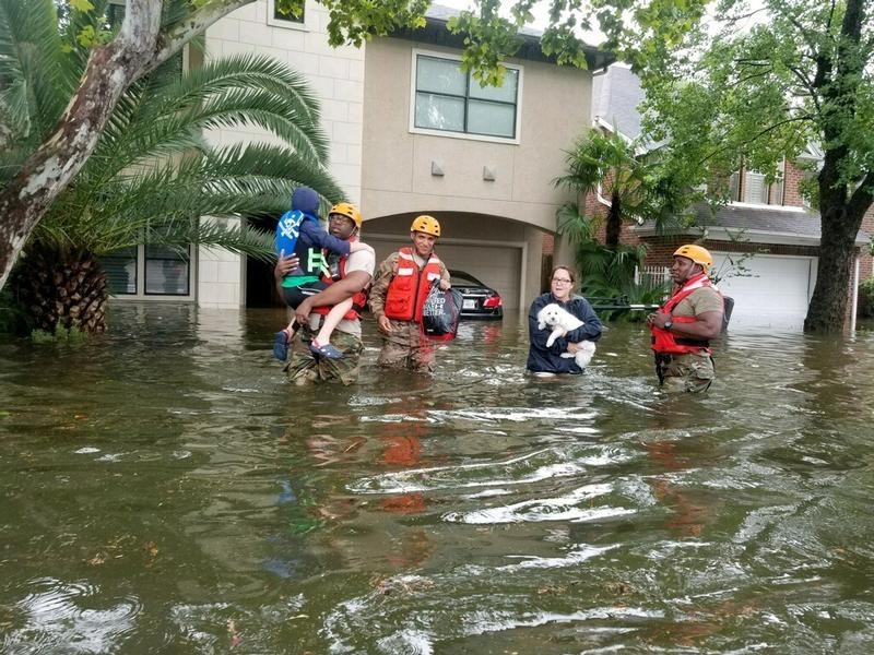 © Reuters. شرطة هيوستون تنقذ ألفي شخص وآخرون ينتظرون المساعدة بعد العاصفة هارفي