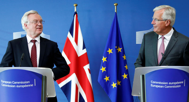 © Reuters. David Davis e negociador da UE Barnier concedem entrevista em Bruxelas