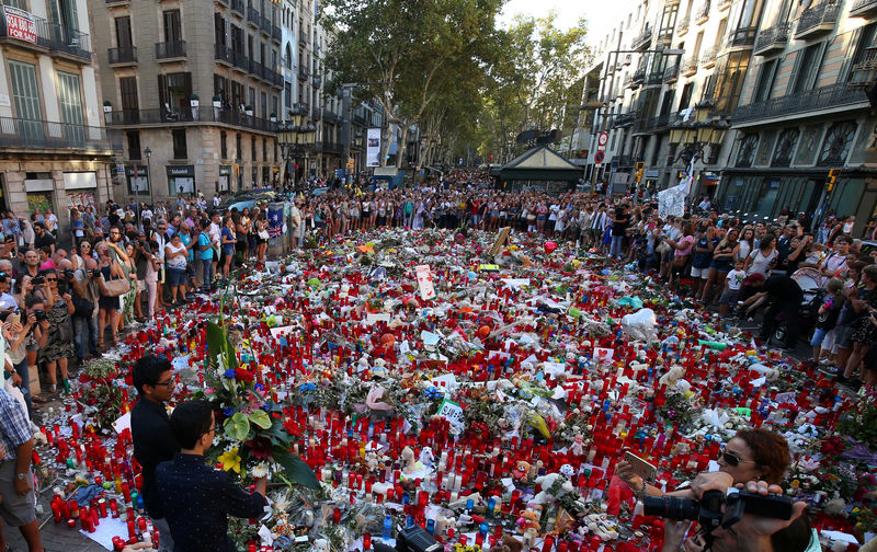 © Reuters. Pessoas se reúnem em local onde van atropelou multidão em Barcelona