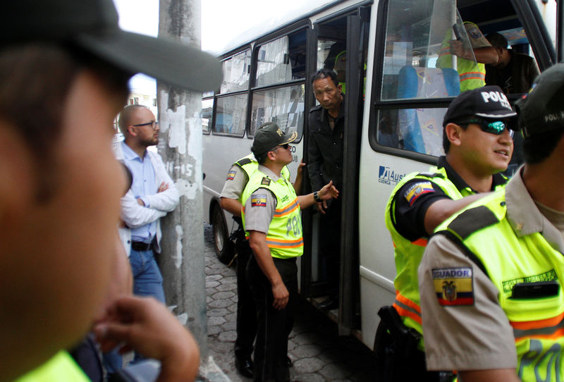 © Reuters. A Chinese crew member steps off a bus after being detained along with others for illegally fishing off the Galapagos Islands, in Puerto Baquerizo Moreno