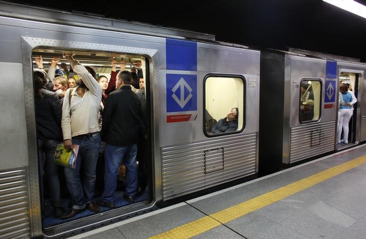 © Reuters. Estação de metrô durante pico da manhã em São Paulo